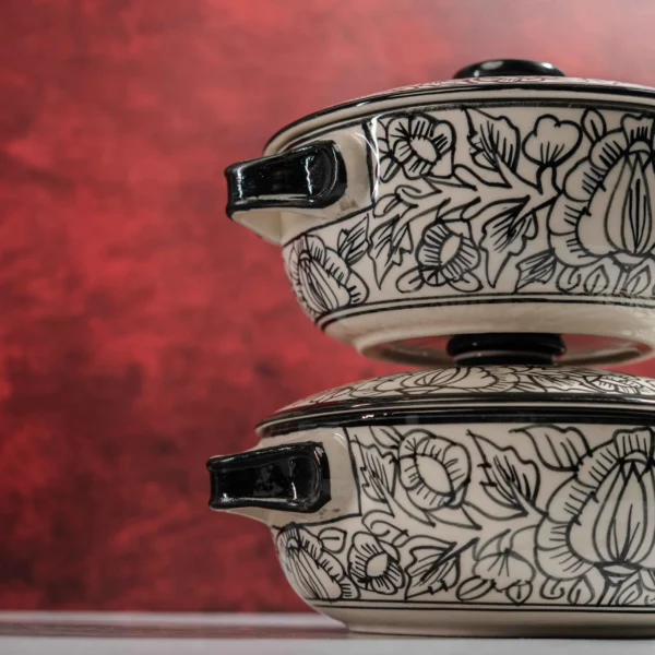 Monarca Ceramic Serving Bowls with Lids – Set of 2 (1000ml). Hand-painted floral design, microwave & dishwasher safe. Perfect for curries & biryani.