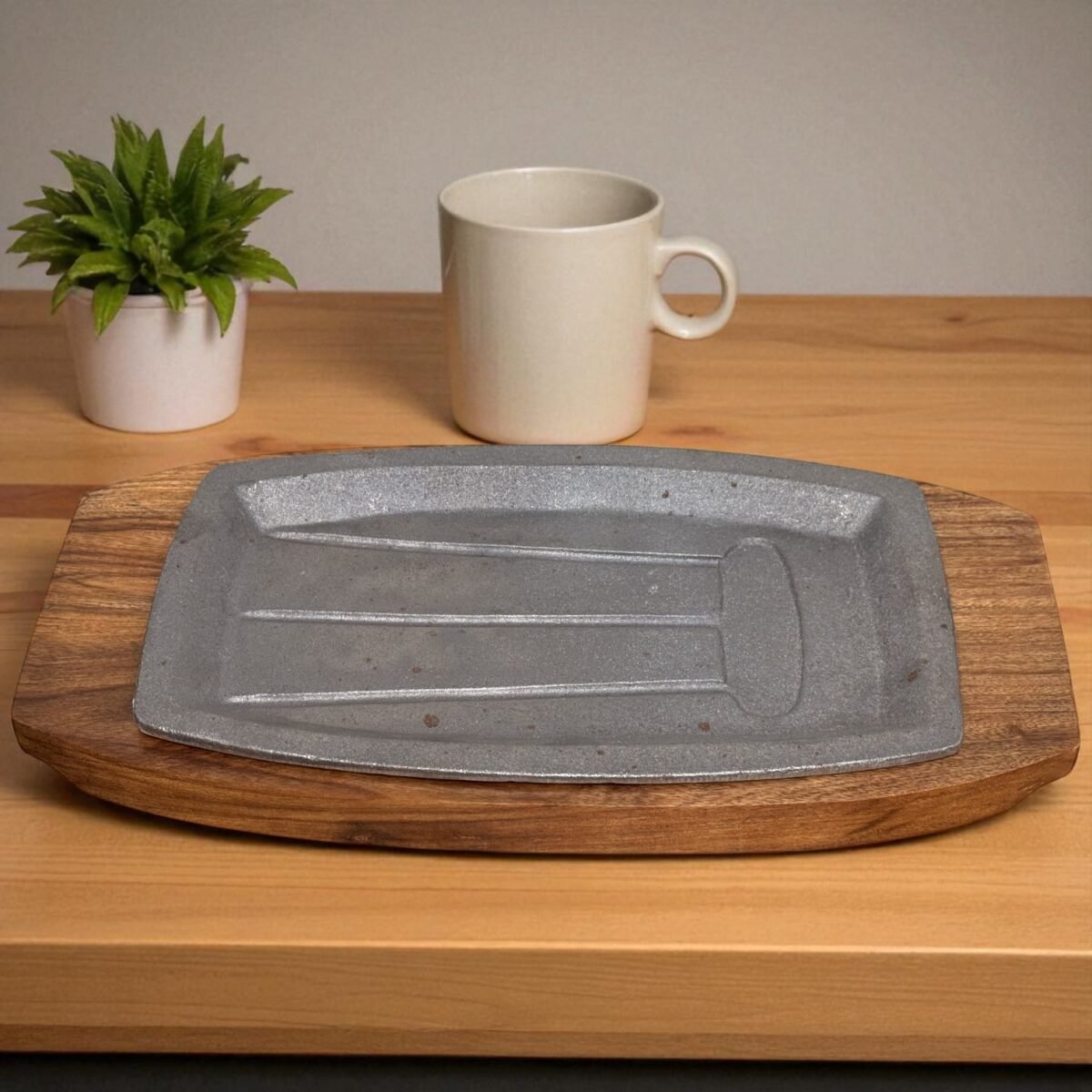 Continental Rosewood Cast Iron Sizzler Plate with Wooden Tray – 11x6 Inches by Harmiche