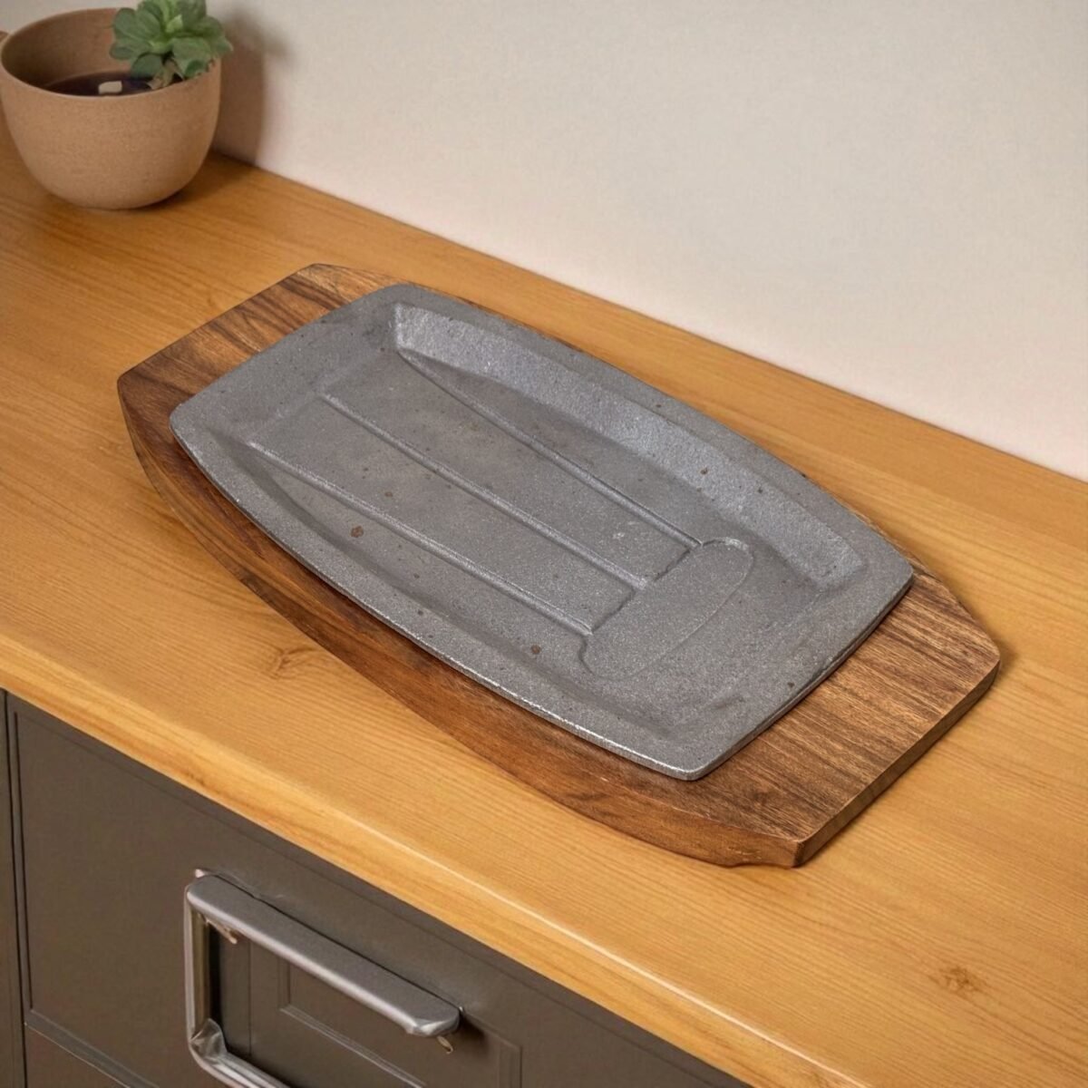 Continental Rosewood Cast Iron Sizzler Plate with Wooden Tray – 11x6 Inches by Harmiche