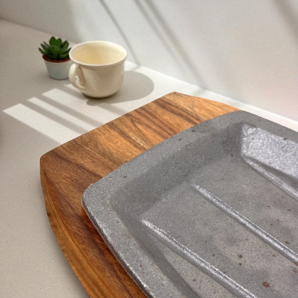 Continental Rosewood Cast Iron Sizzler Plate with Wooden Tray – 11x6 Inches by Harmiche