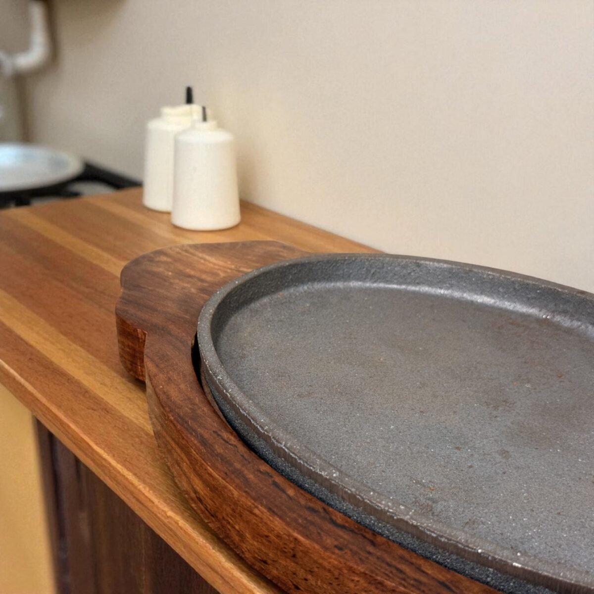 Oval Rosewood Cast Iron Sizzler Plate with Wooden Tray – 10x6 Inches by Harmiche