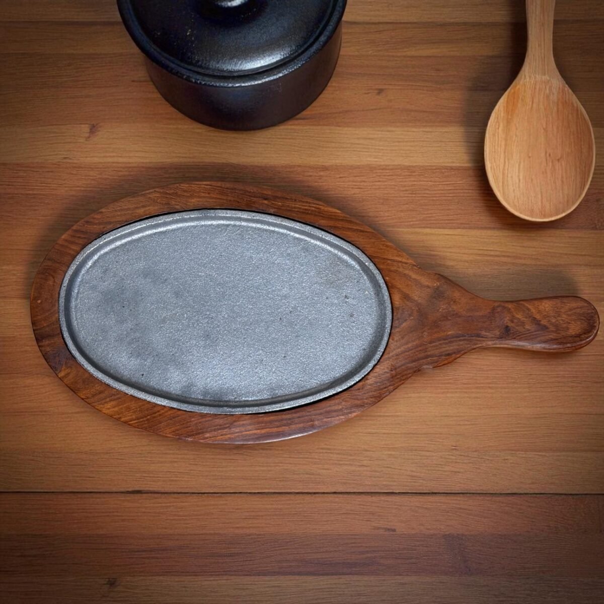 Oval Cast Iron Sizzler Plate with Handle & Wooden Tray – 8x5 Inches by Harmiche