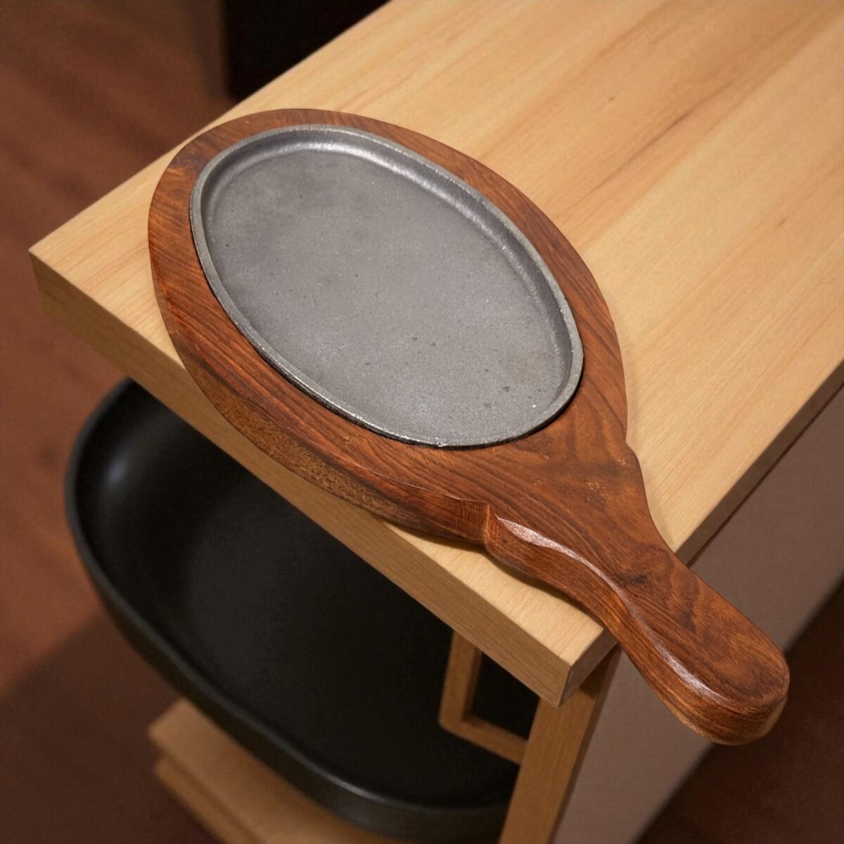 Oval Cast Iron Sizzler Plate with Handle & Wooden Tray – 8x5 Inches by Harmiche