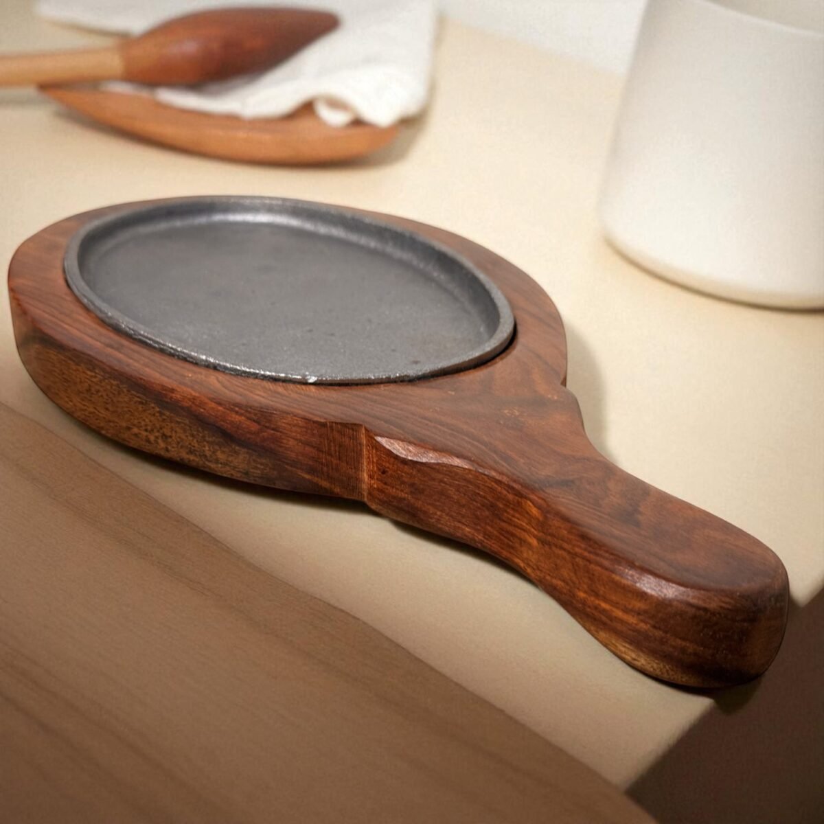 Oval Cast Iron Sizzler Plate with Handle & Wooden Tray – 8x5 Inches by Harmiche