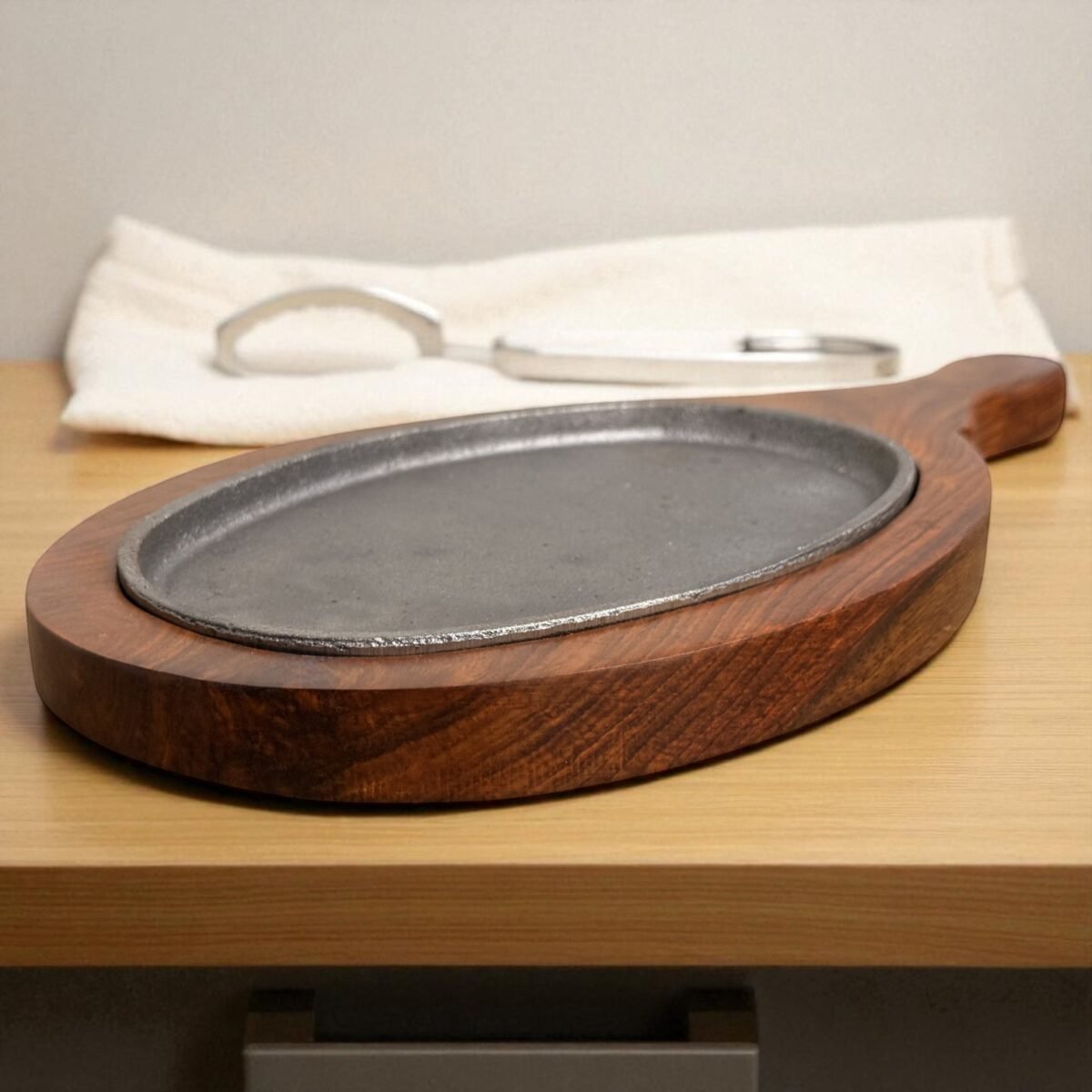 Oval Cast Iron Sizzler Plate with Handle & Wooden Tray – 8x5 Inches by Harmiche