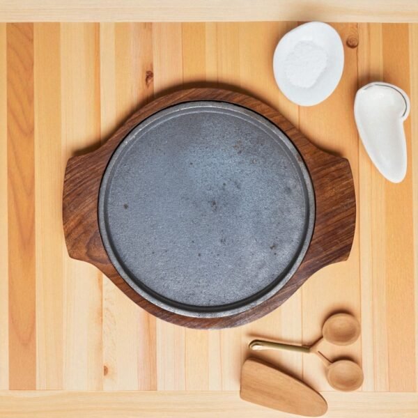 Brownie Cast Iron Sizzler Plate with Wooden Tray – 8 Inch Round by Harmiche