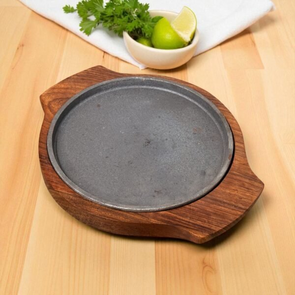 Brownie Cast Iron Sizzler Plate with Wooden Tray – 8 Inch Round by Harmiche