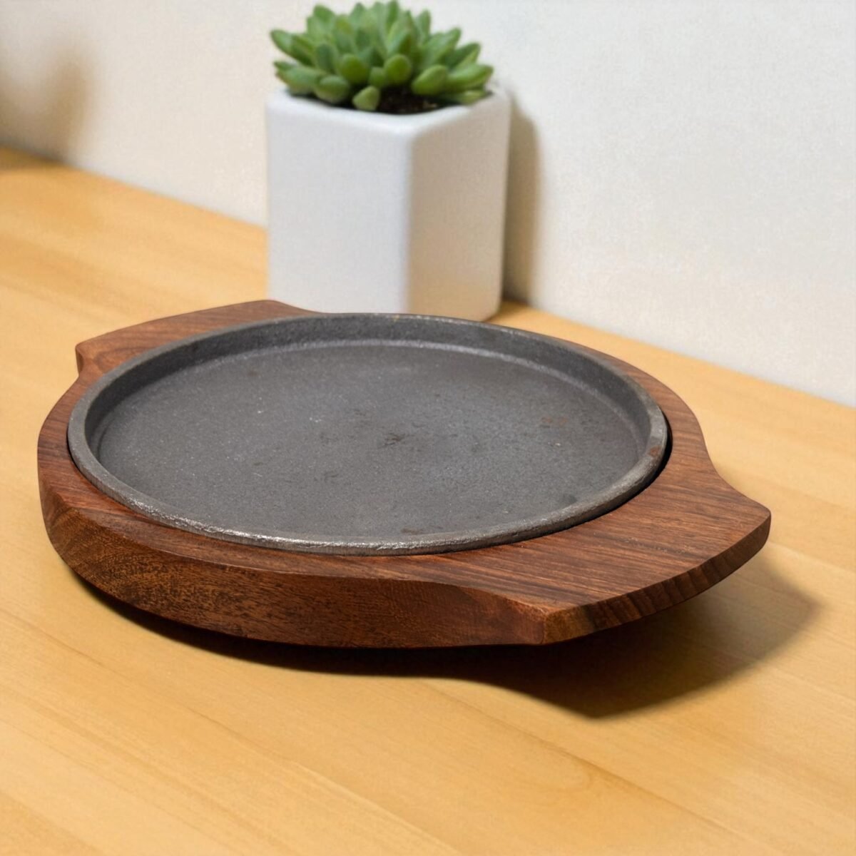 Brownie Cast Iron Sizzler Plate with Wooden Tray – 8 Inch Round by Harmiche