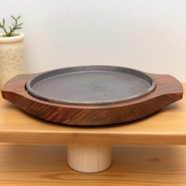 Brownie Cast Iron Sizzler Plate with Wooden Tray – 8 Inch Round by Harmiche
