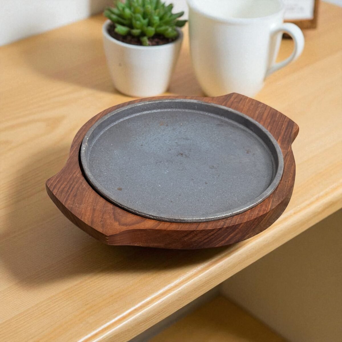 Brownie Cast Iron Sizzler Plate with Wooden Tray – 8 Inch Round by Harmiche