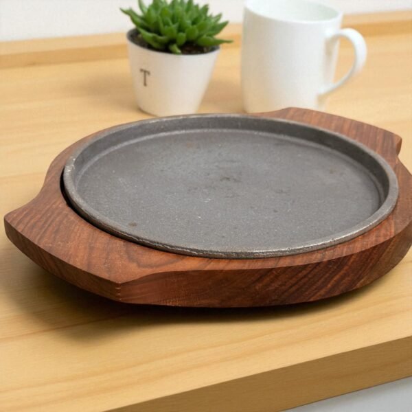 Brownie Cast Iron Sizzler Plate with Wooden Tray – 8 Inch Round by Harmiche