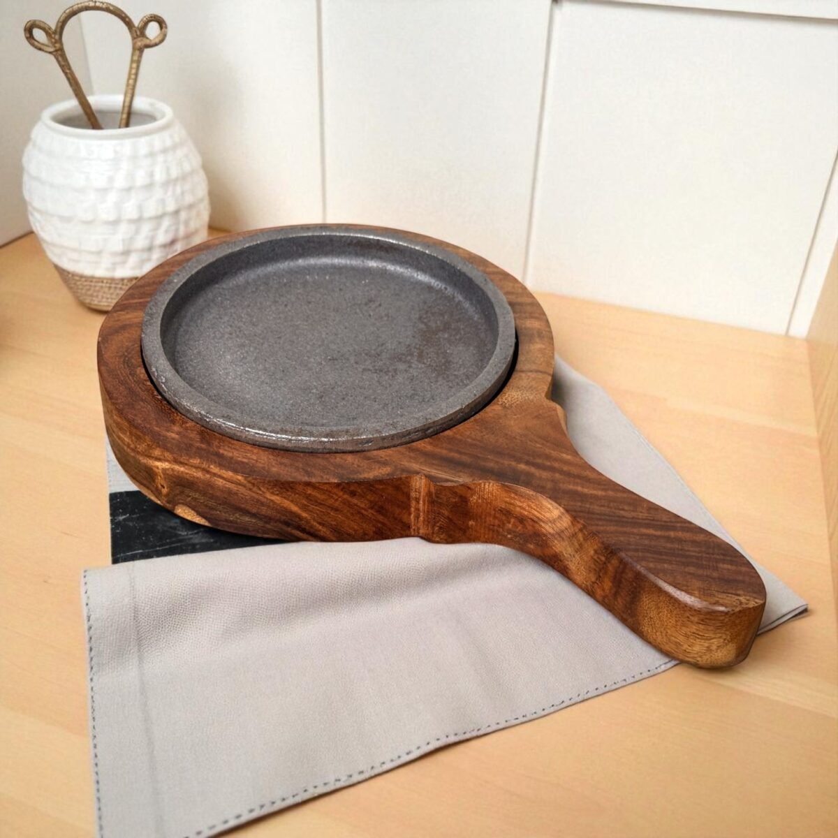 Mini Brownie Cast Iron Sizzler with Handle & Wooden Tray – 5 Inch Round by Harmiche