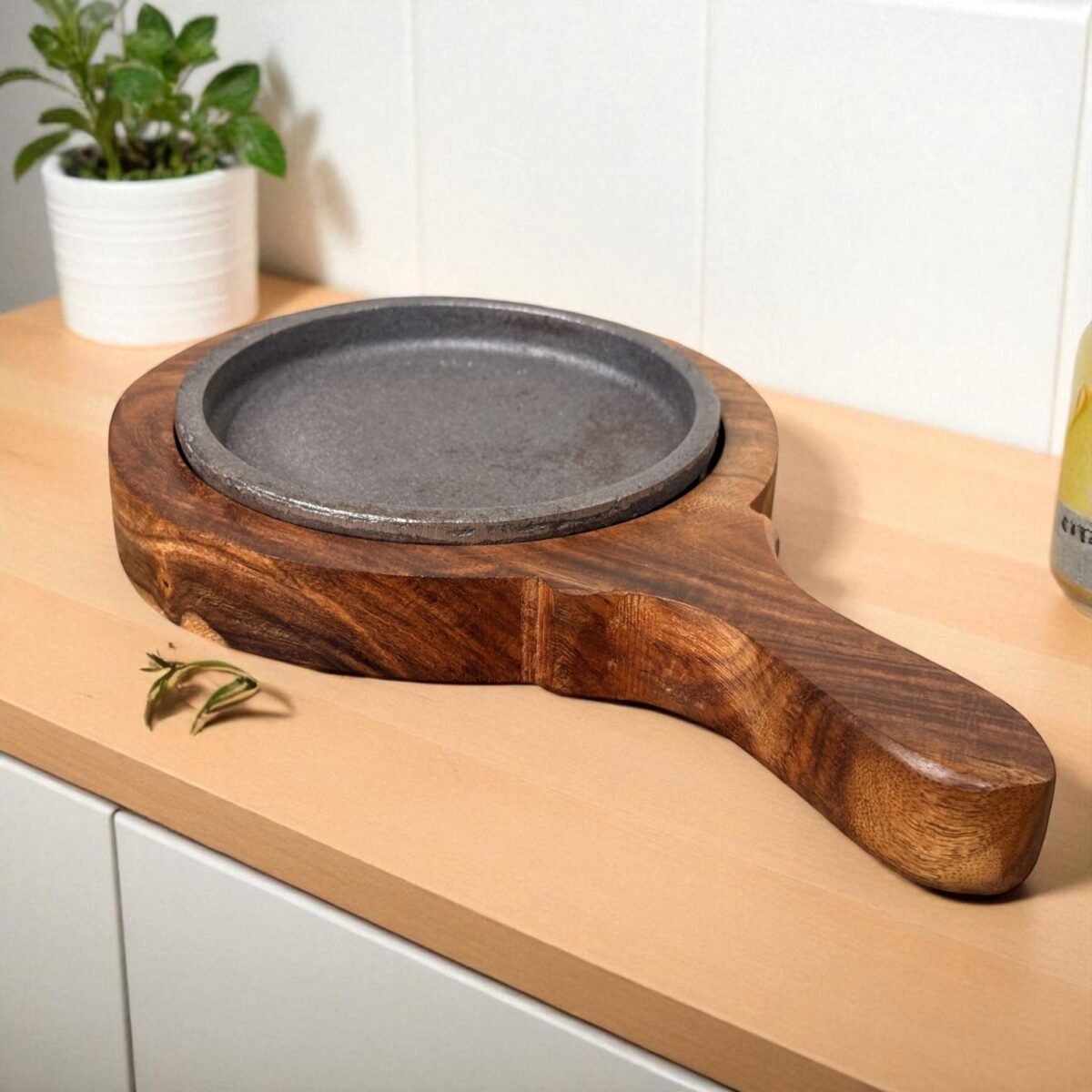Mini Brownie Cast Iron Sizzler with Handle & Wooden Tray – 5 Inch Round by Harmiche