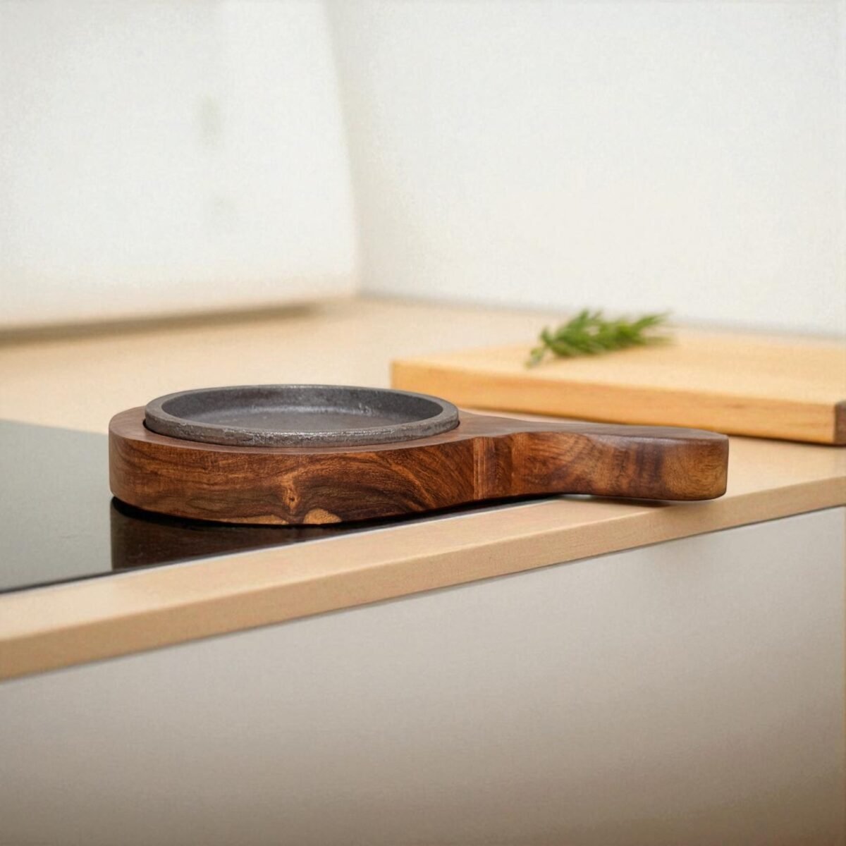 Mini Brownie Cast Iron Sizzler with Handle & Wooden Tray – 5 Inch Round by Harmiche