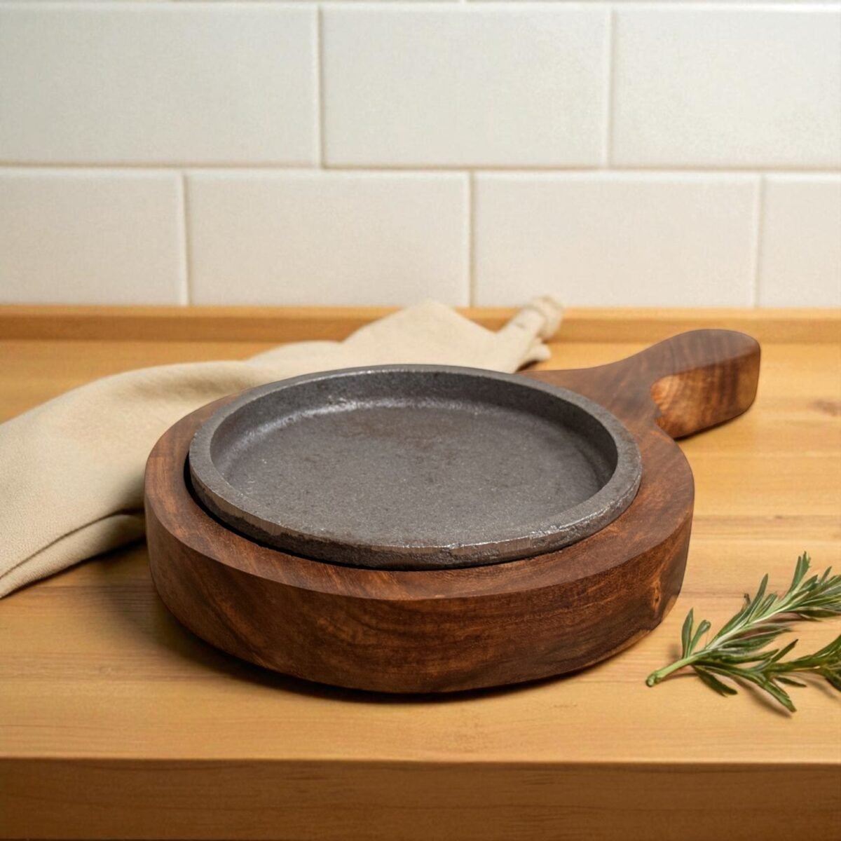 Mini Brownie Cast Iron Sizzler with Handle & Wooden Tray – 5 Inch Round by Harmiche