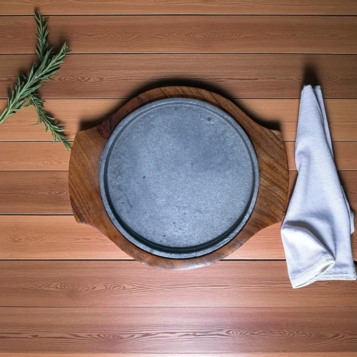 Mini Brownie Cast Iron Sizzler Plate with Wooden Tray – 7 Inch Round by Harmiche