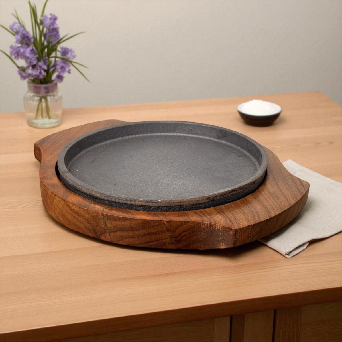 Mini Brownie Cast Iron Sizzler Plate with Wooden Tray – 7 Inch Round by Harmiche