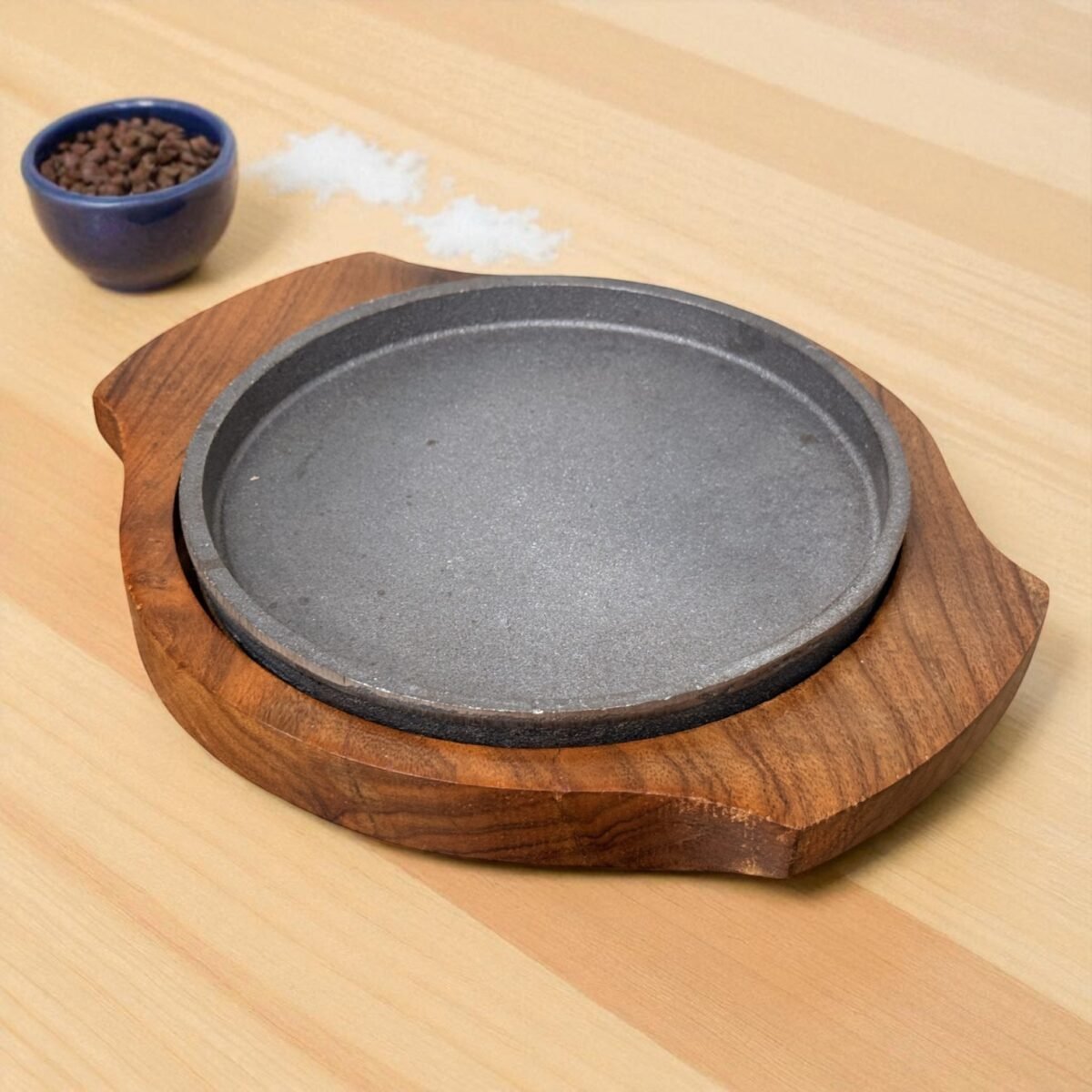 Mini Brownie Cast Iron Sizzler Plate with Wooden Tray – 7 Inch Round by Harmiche