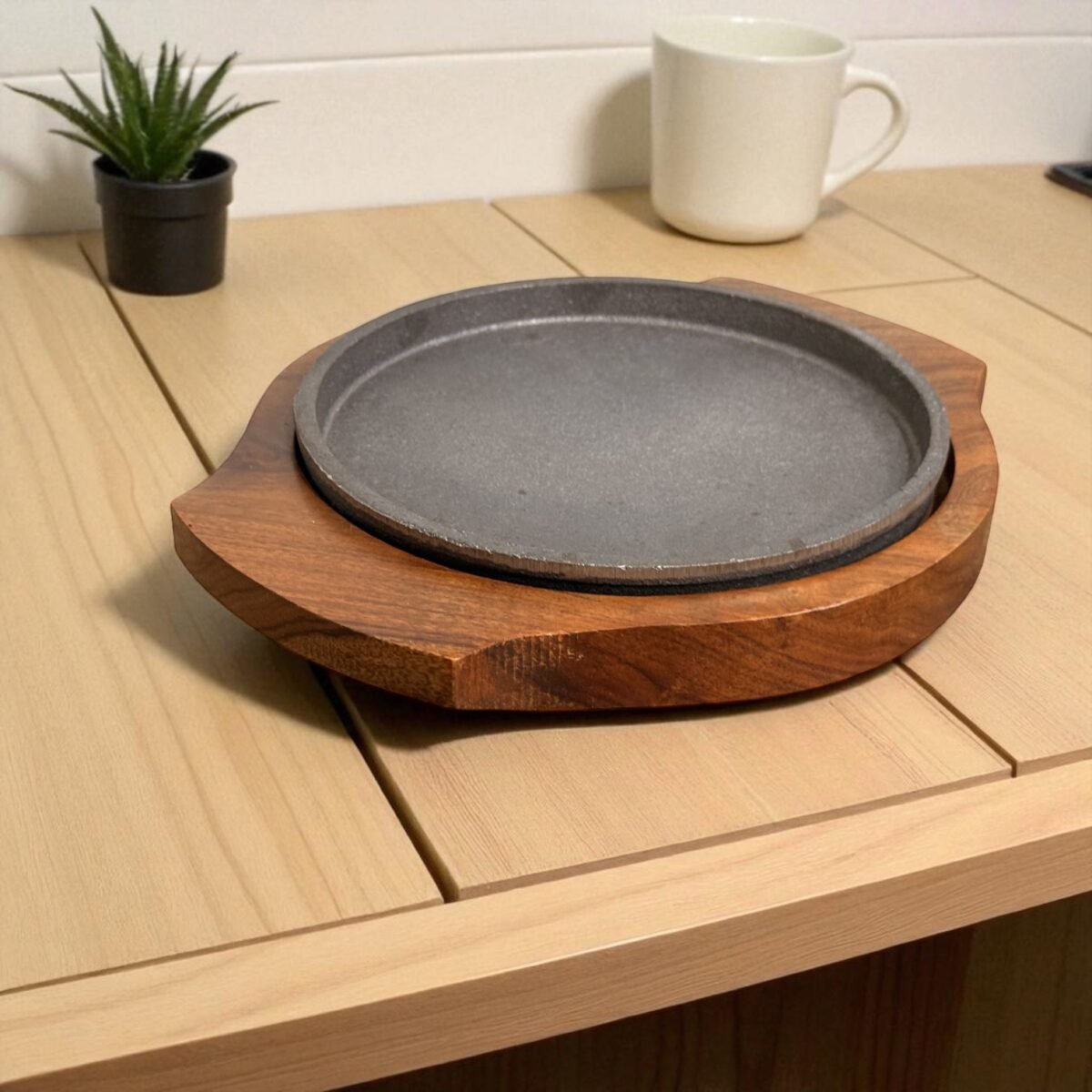 Mini Brownie Cast Iron Sizzler Plate with Wooden Tray – 7 Inch Round by Harmiche