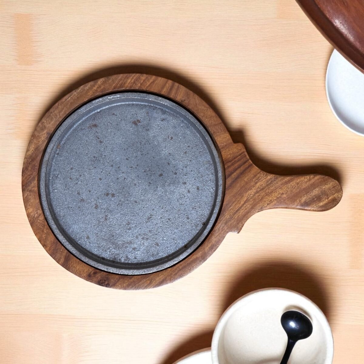Premium Brownie Cast Iron Sizzler with Wooden Handle Tray – 7 Inch by Harmiche