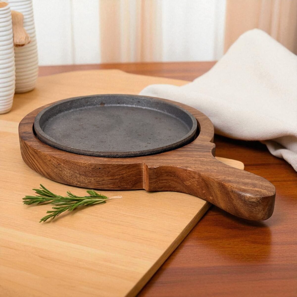 Premium Brownie Cast Iron Sizzler with Wooden Handle Tray – 7 Inch by Harmiche