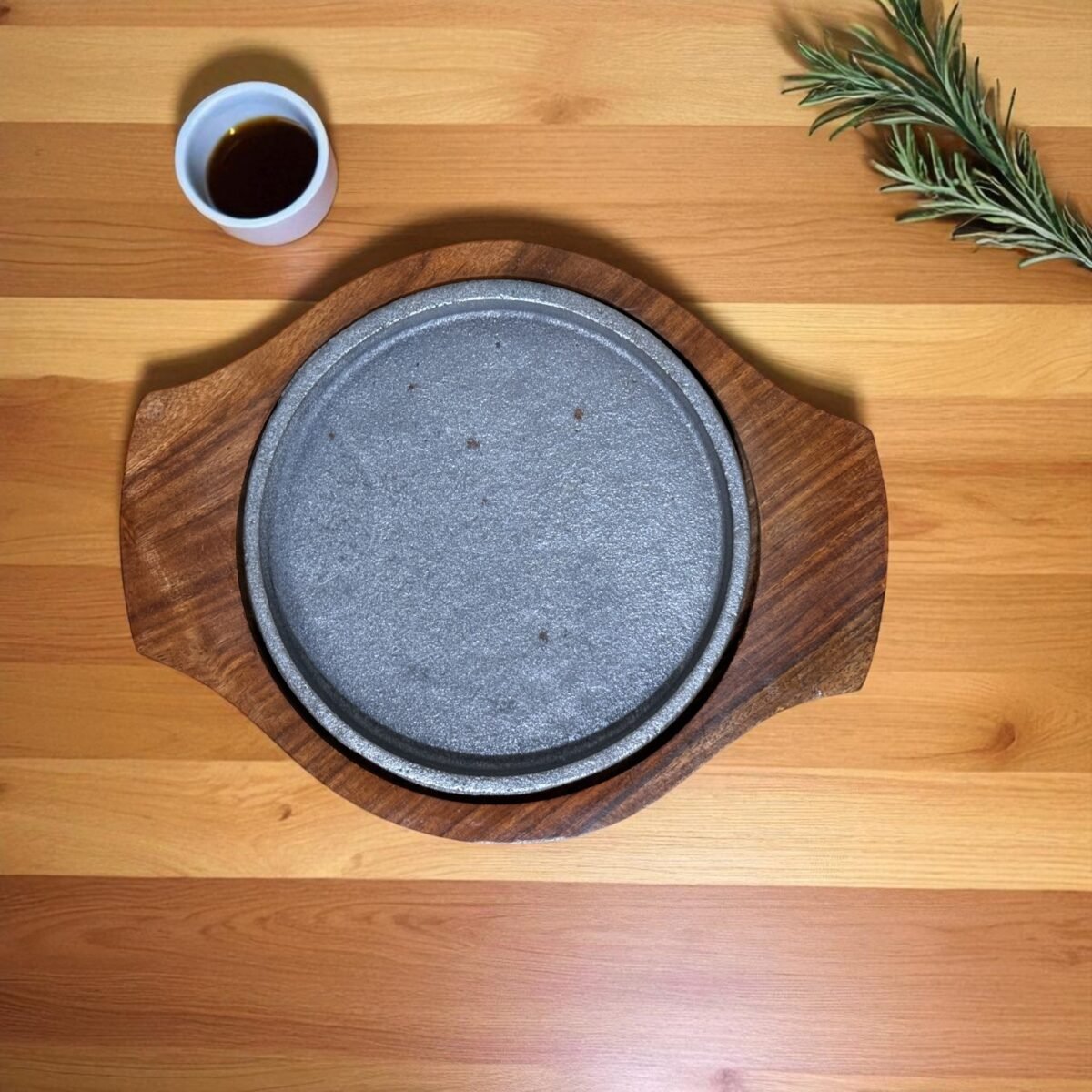 Mini Brownie Cast Iron Sizzler Plate with Wooden Tray – 6 Inch Round by Harmiche