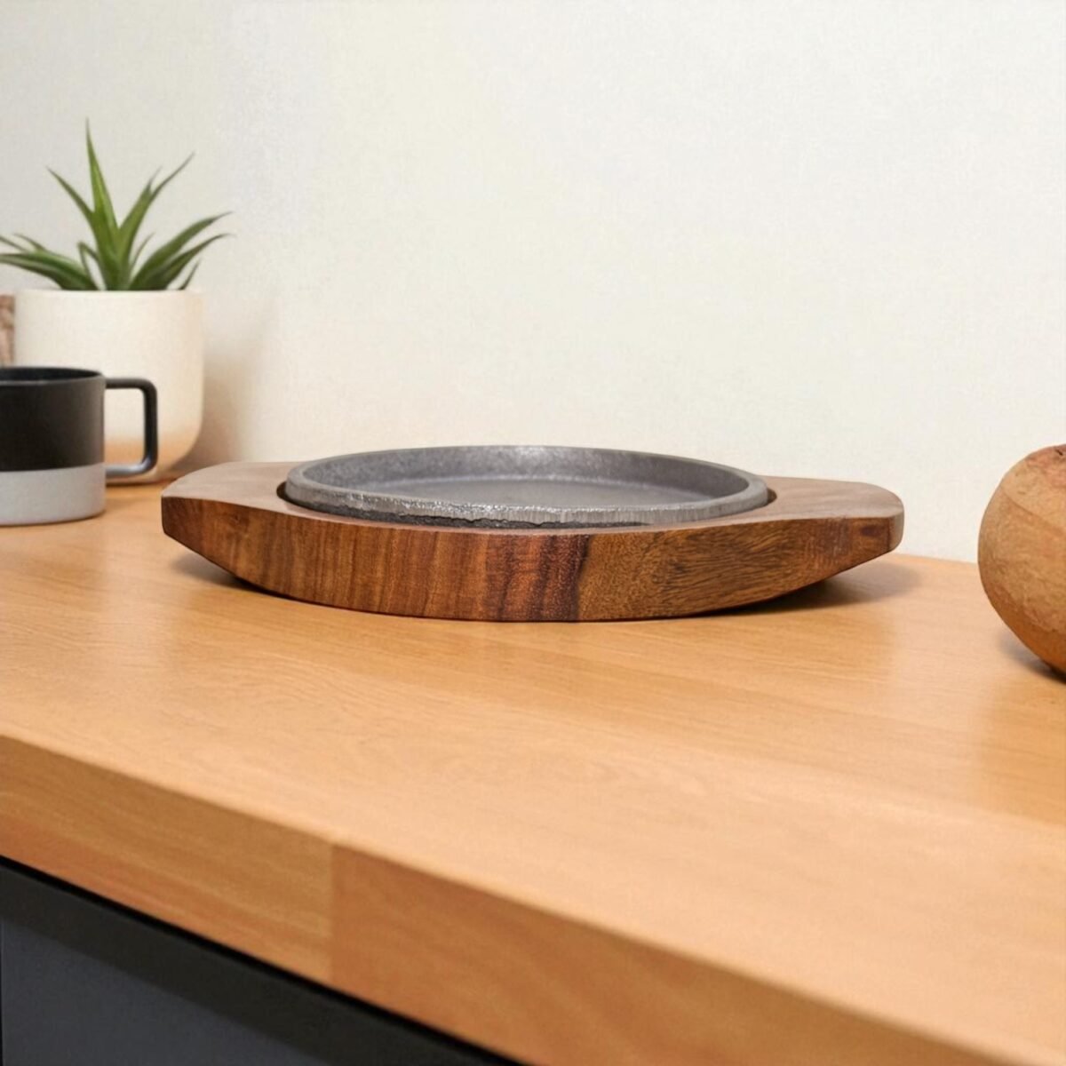 Mini Brownie Cast Iron Sizzler Plate with Wooden Tray – 6 Inch Round by Harmiche