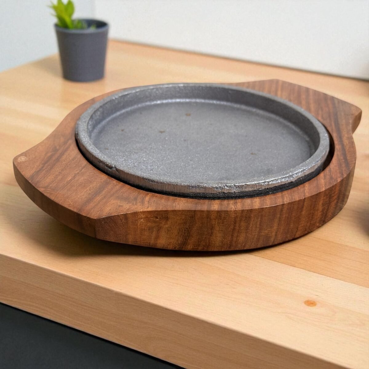 Mini Brownie Cast Iron Sizzler Plate with Wooden Tray – 6 Inch Round by Harmiche