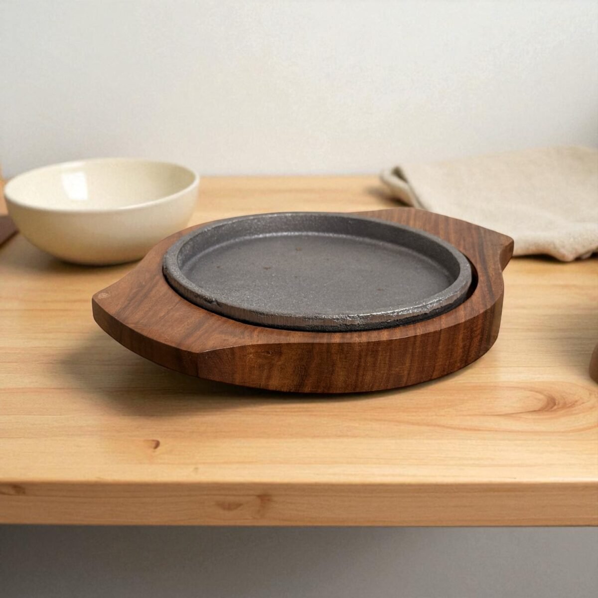 Mini Brownie Cast Iron Sizzler Plate with Wooden Tray – 6 Inch Round by Harmiche