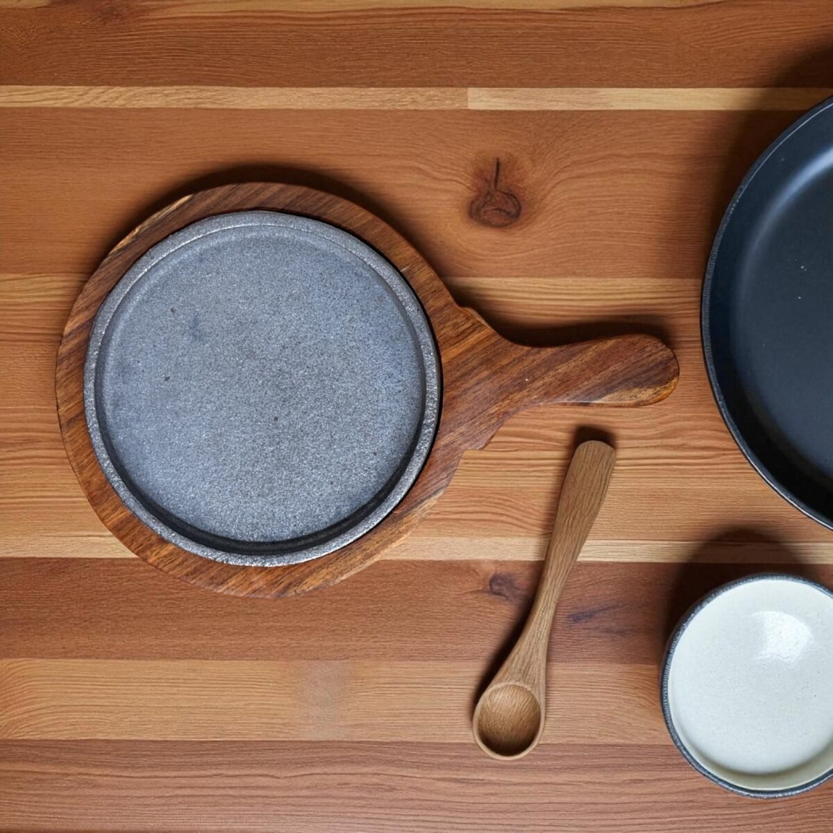 Classic Brownie Cast Iron Sizzler with Handle & Wooden Tray – 6 Inch by Harmiche