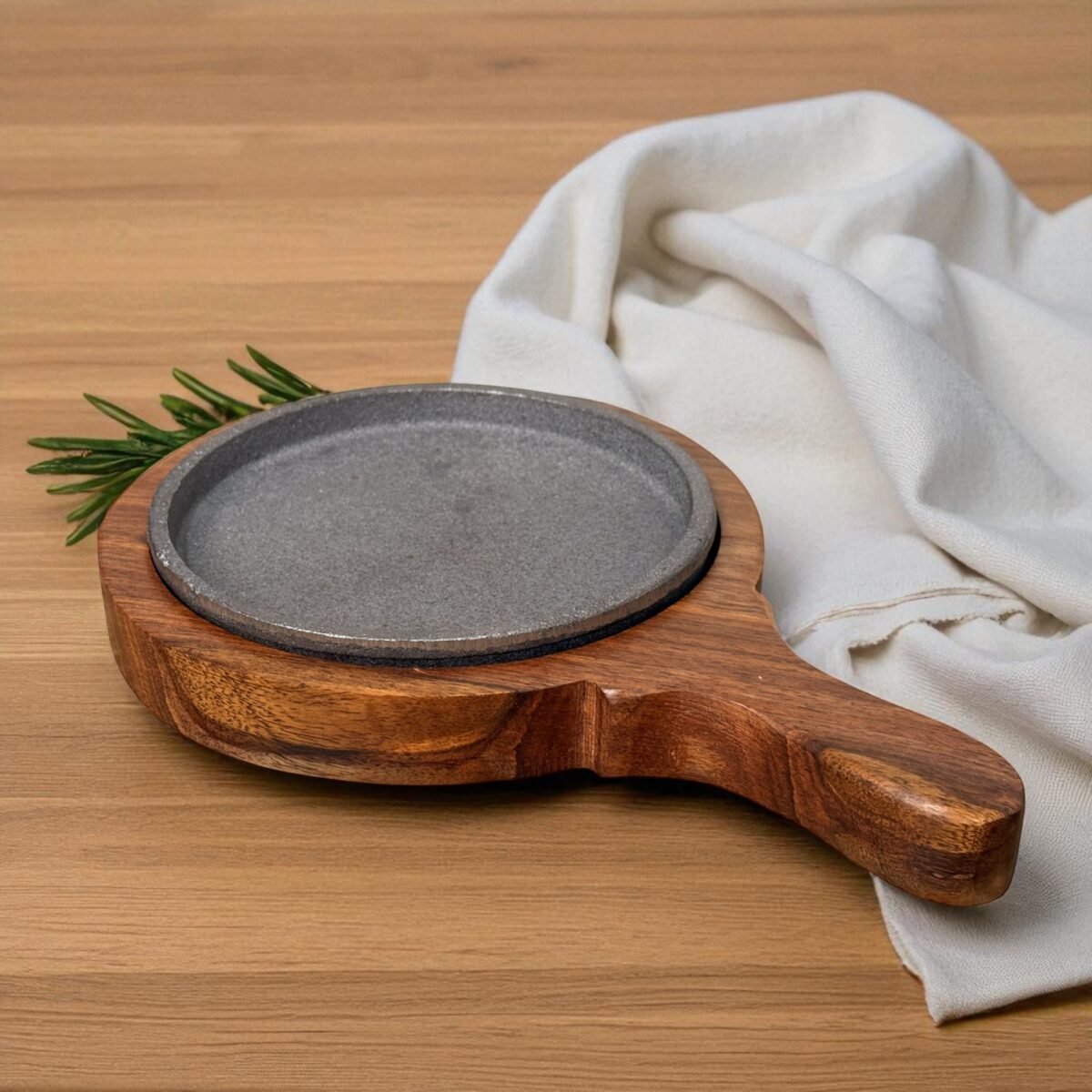 Classic Brownie Cast Iron Sizzler with Handle & Wooden Tray – 6 Inch by Harmiche