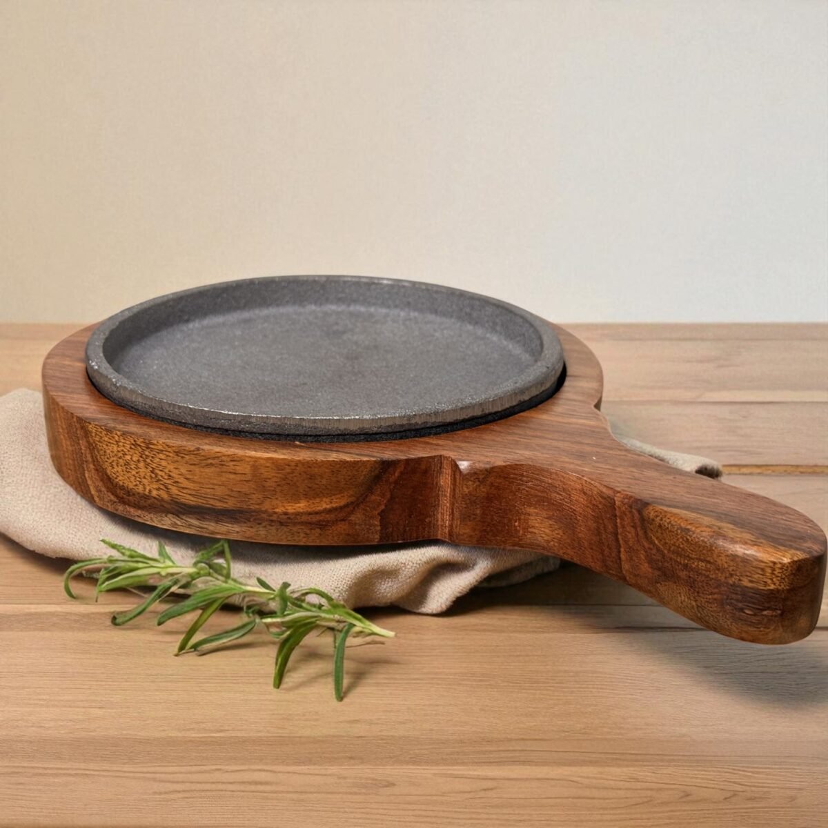 Classic Brownie Cast Iron Sizzler with Handle & Wooden Tray – 6 Inch by Harmiche