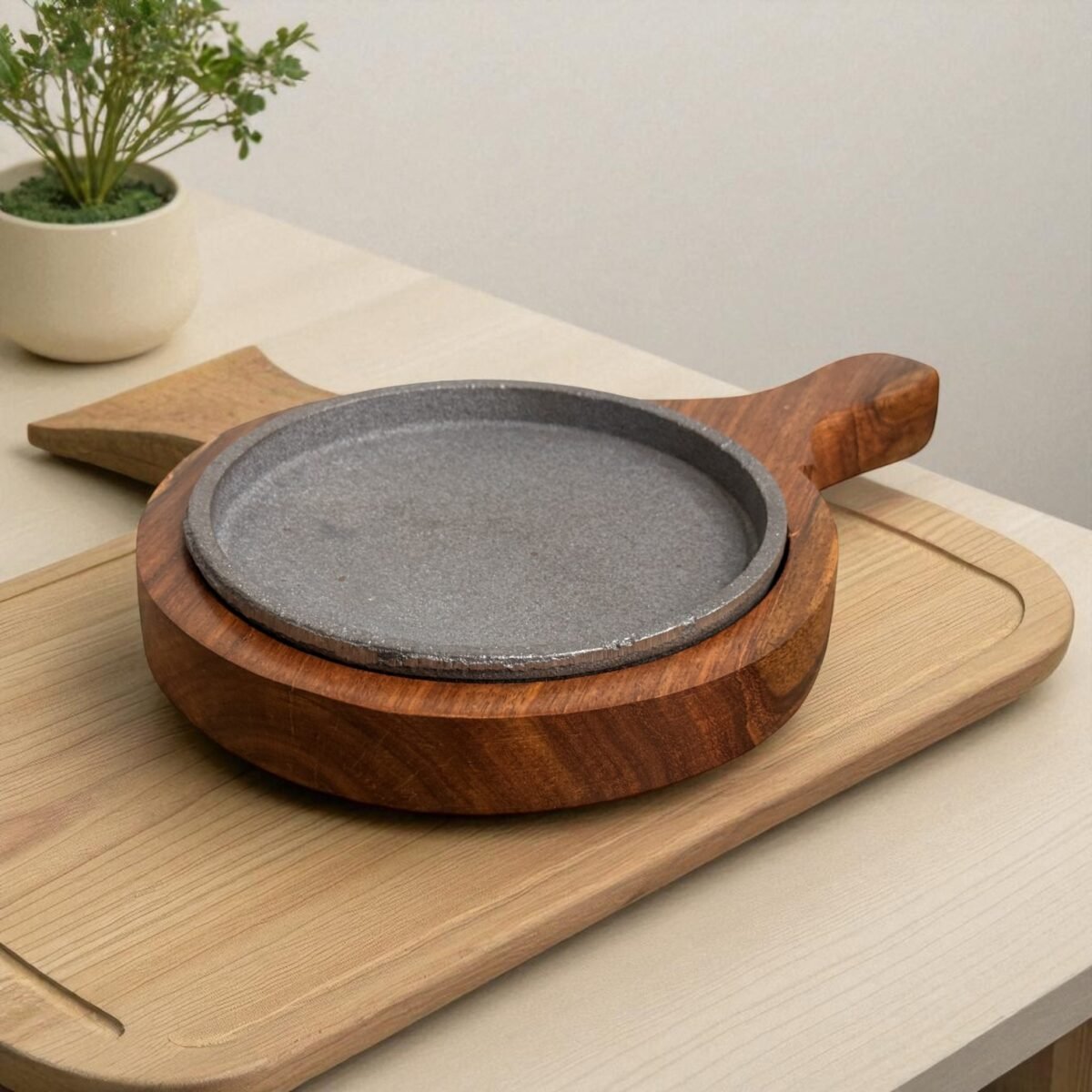 Classic Brownie Cast Iron Sizzler Plate with Handle & Wooden Tray – 6 Inch by Harmiche