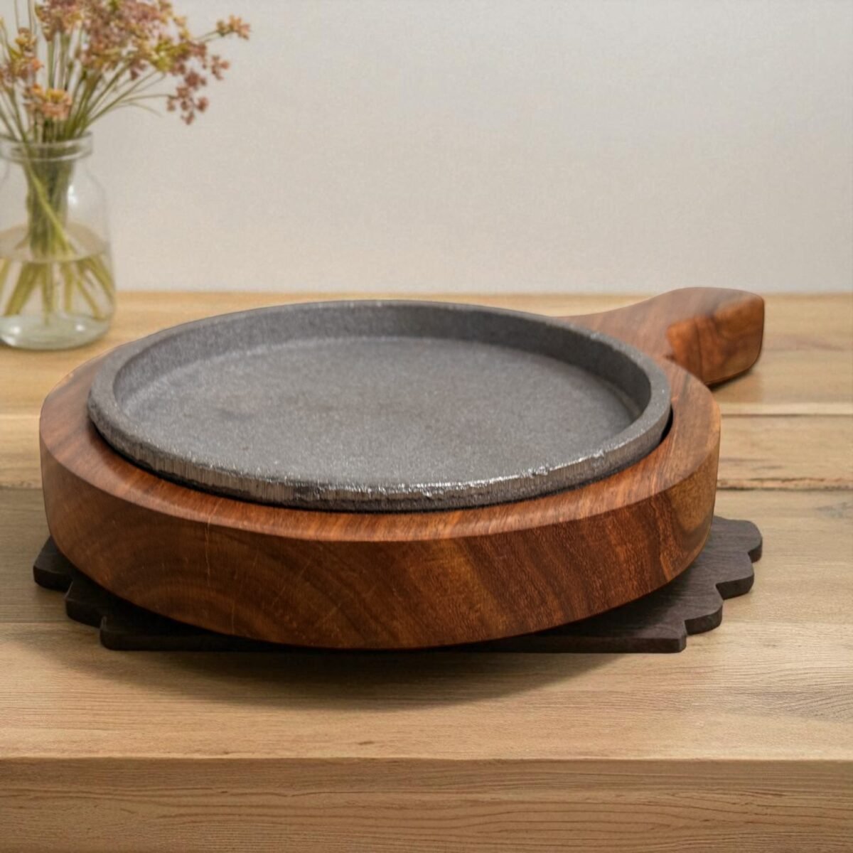 Classic Brownie Cast Iron Sizzler with Handle & Wooden Tray – 6 Inch by Harmiche