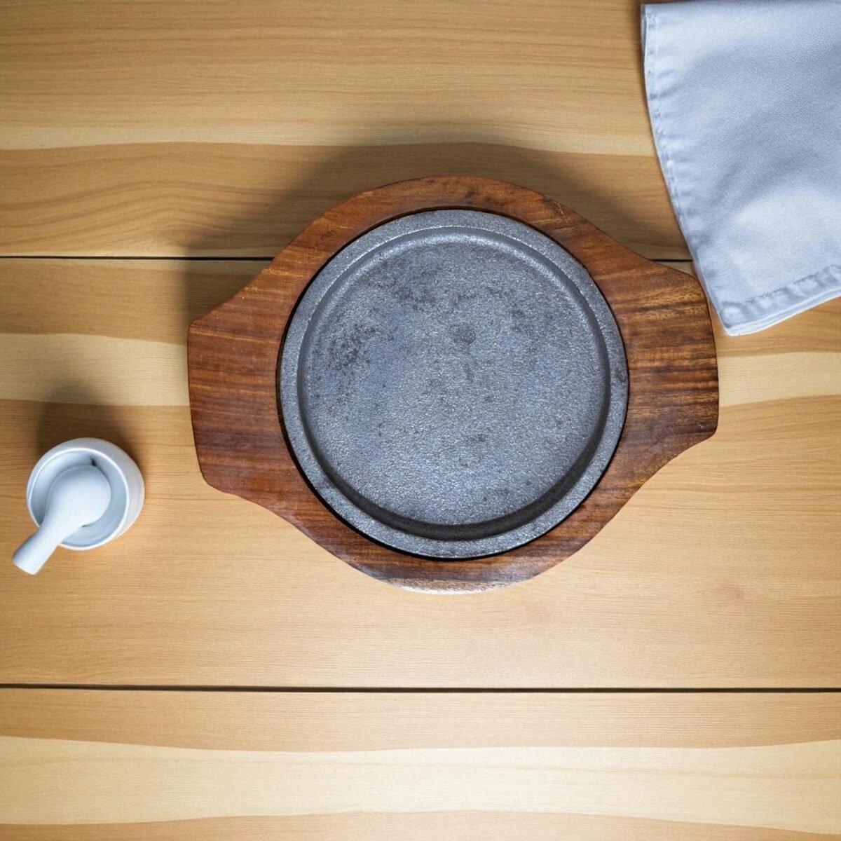 Mini Brownie Cast Iron Sizzler Plate with Wooden Tray – 5 Inch Round by Harmiche