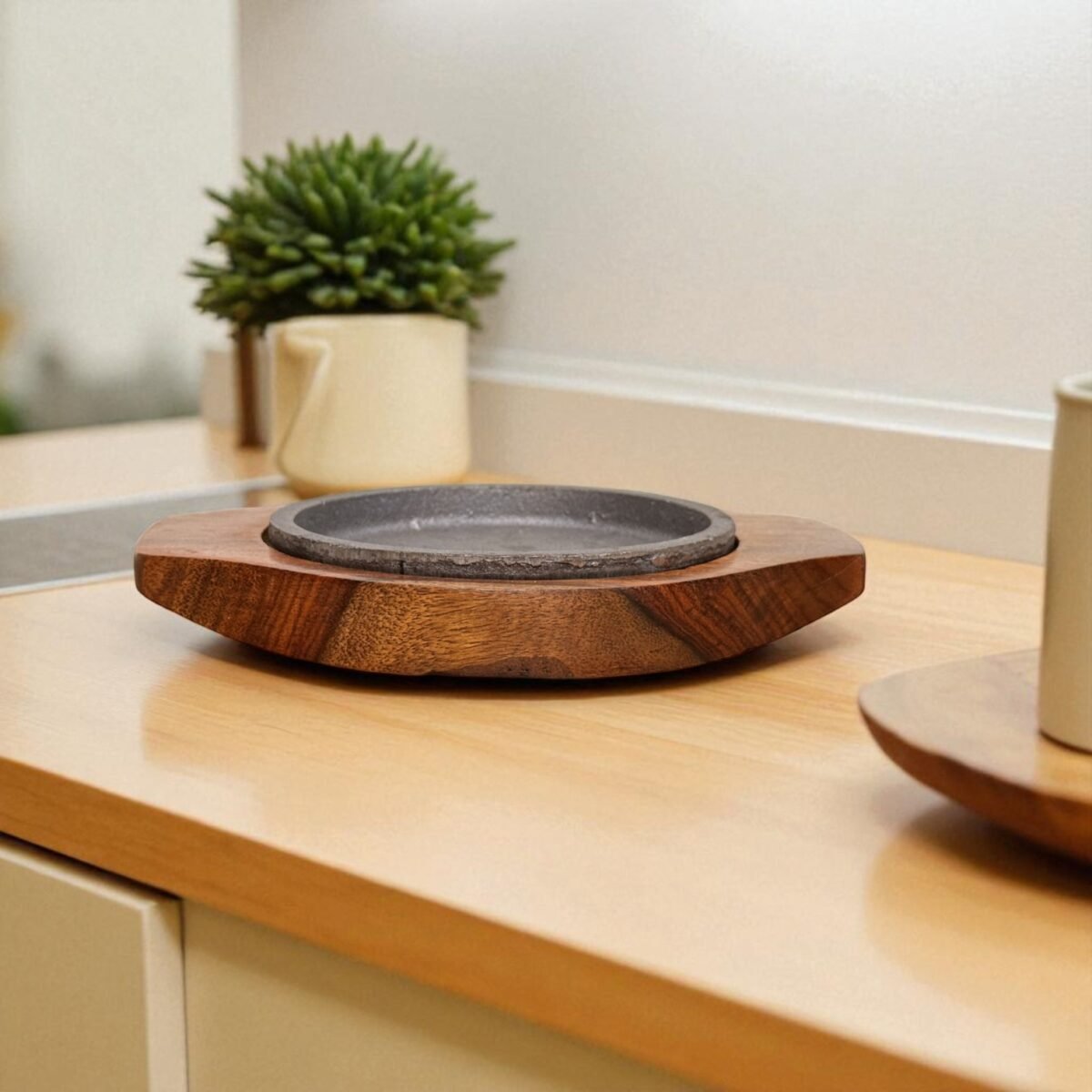 Mini Brownie Cast Iron Sizzler Plate with Wooden Tray – 5 Inch Round by Harmiche