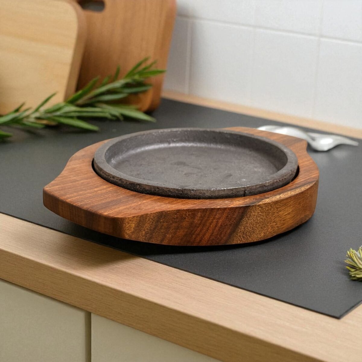 Mini Brownie Cast Iron Sizzler Plate with Wooden Tray – 5 Inch Round by Harmiche