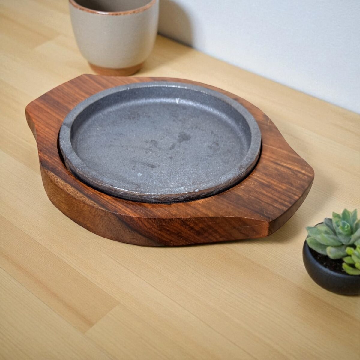 Mini Brownie Cast Iron Sizzler Plate with Wooden Tray – 5 Inch Round by Harmiche