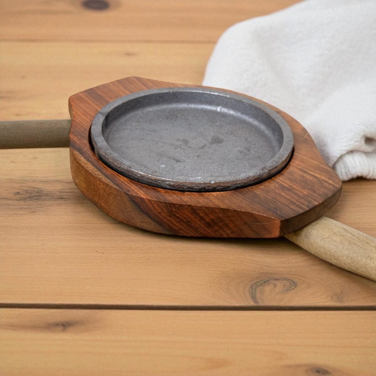 Mini Brownie Cast Iron Sizzler Plate with Wooden Tray – 5 Inch Round by Harmiche