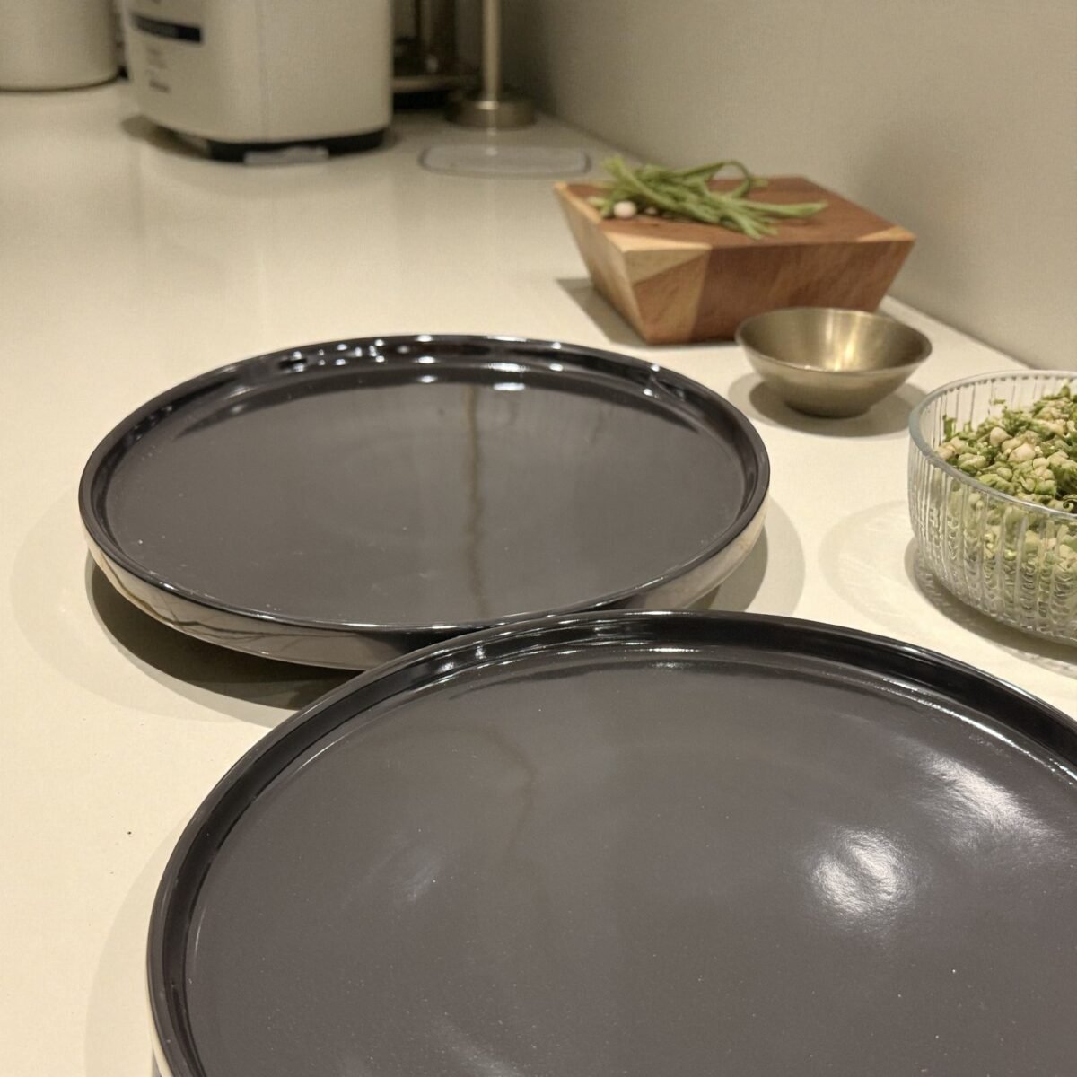 Harmiche Noir Glaze Ceramic Dinner Plate Set of 2 (9-inch, Rimmed) – Handcrafted Luxury Tableware