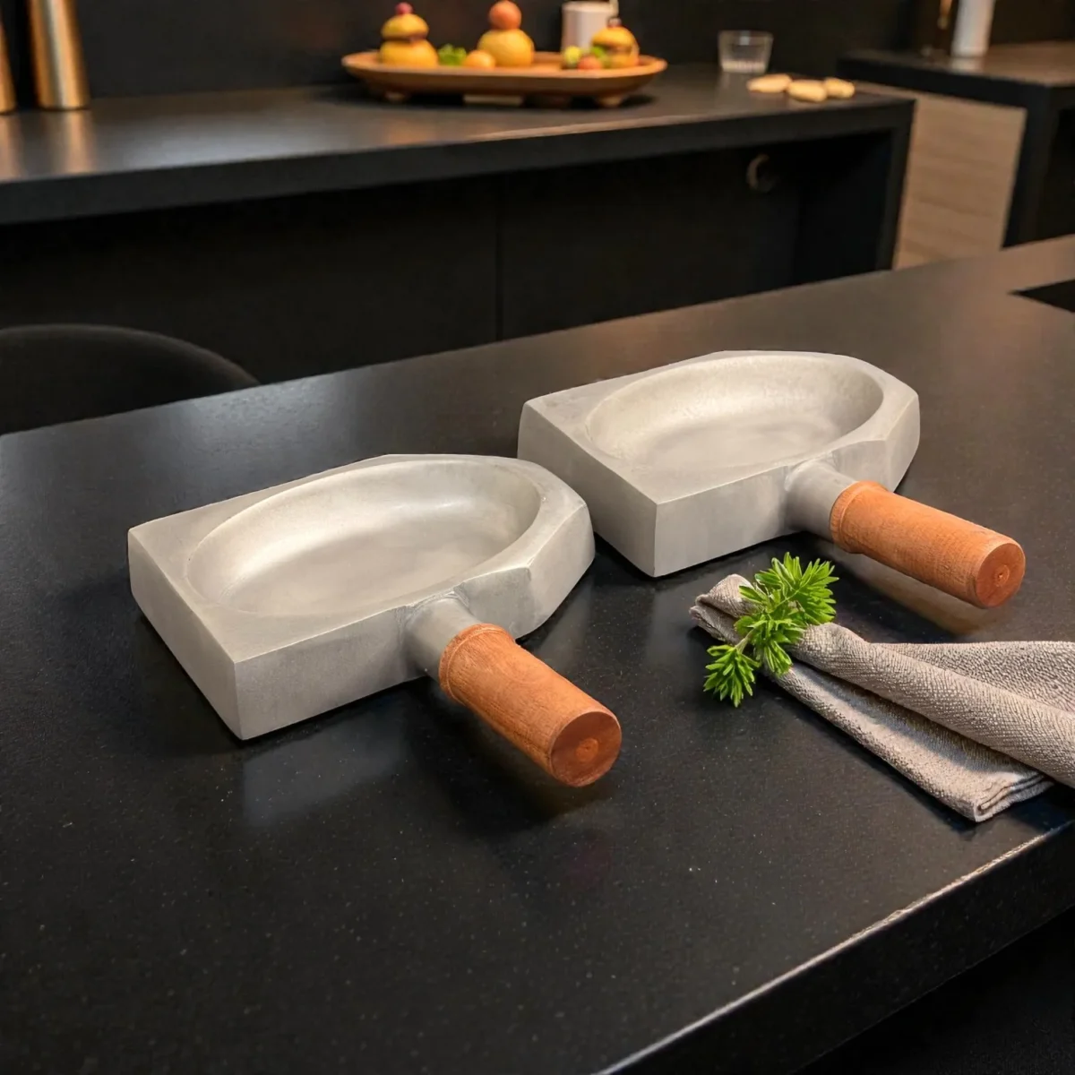 Harmiche SlateGrip Hard Anodised Aluminium Servers with Wooden Handle – Set of 2 (19.5 × 12 cm)