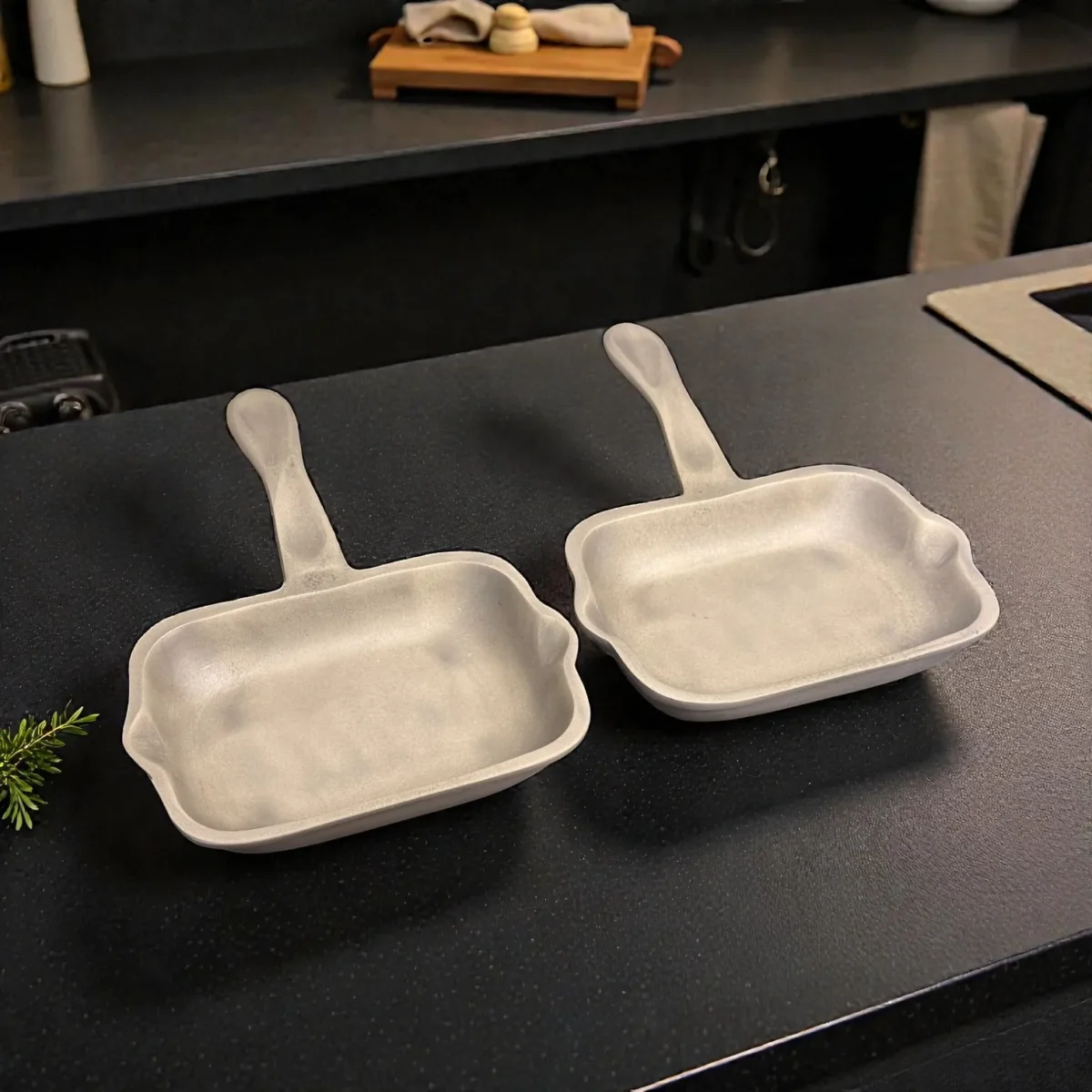 Harmiche SizzleSquare Hard Anodised Aluminium Mini Serving Pans with Handle – Set of 2 (18 × 13.5 cm)
