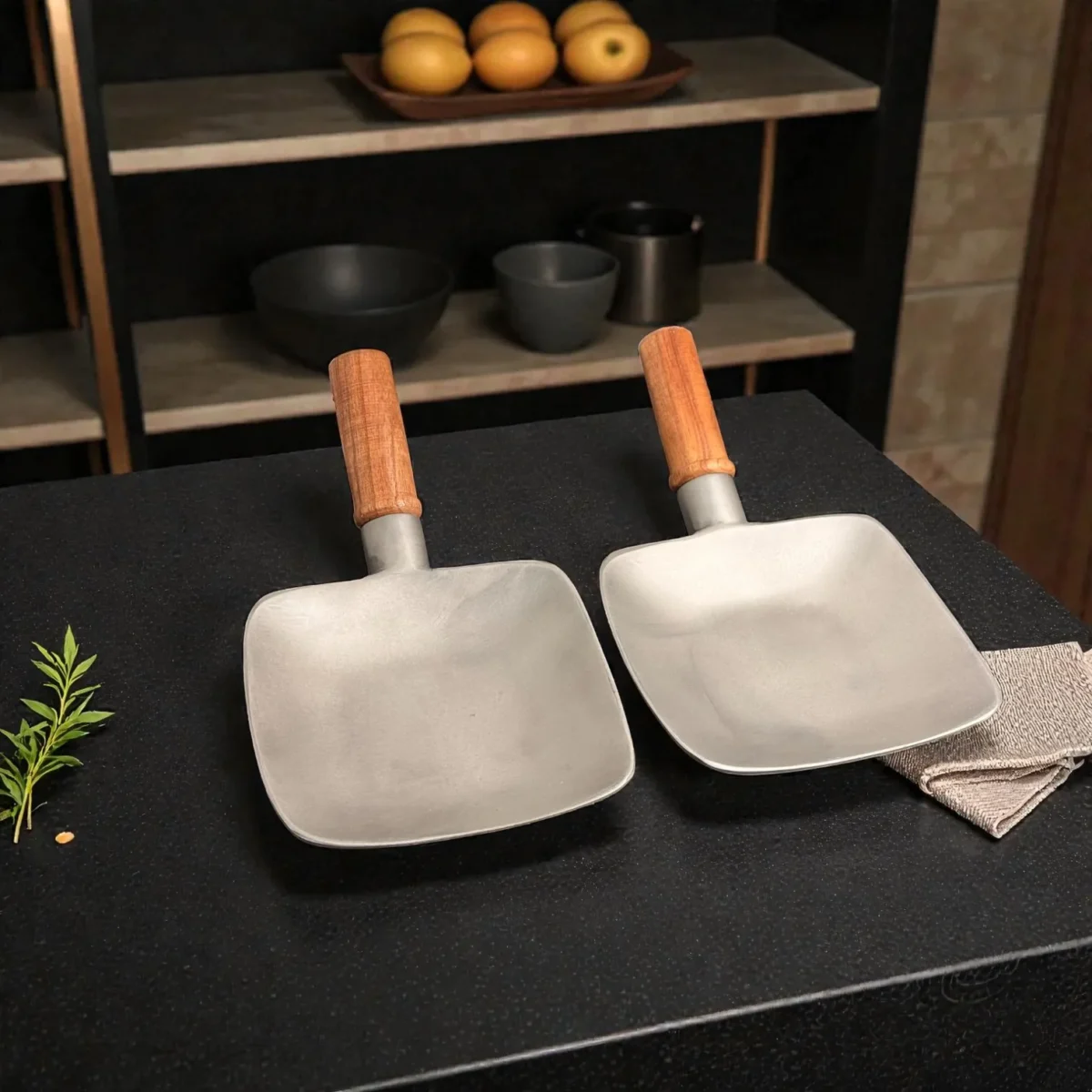 Harmiche SizzleTile Hard Anodised Aluminium Serving Plates with Wooden Handle – Set of 2 (16.5 × 16.5 cm)