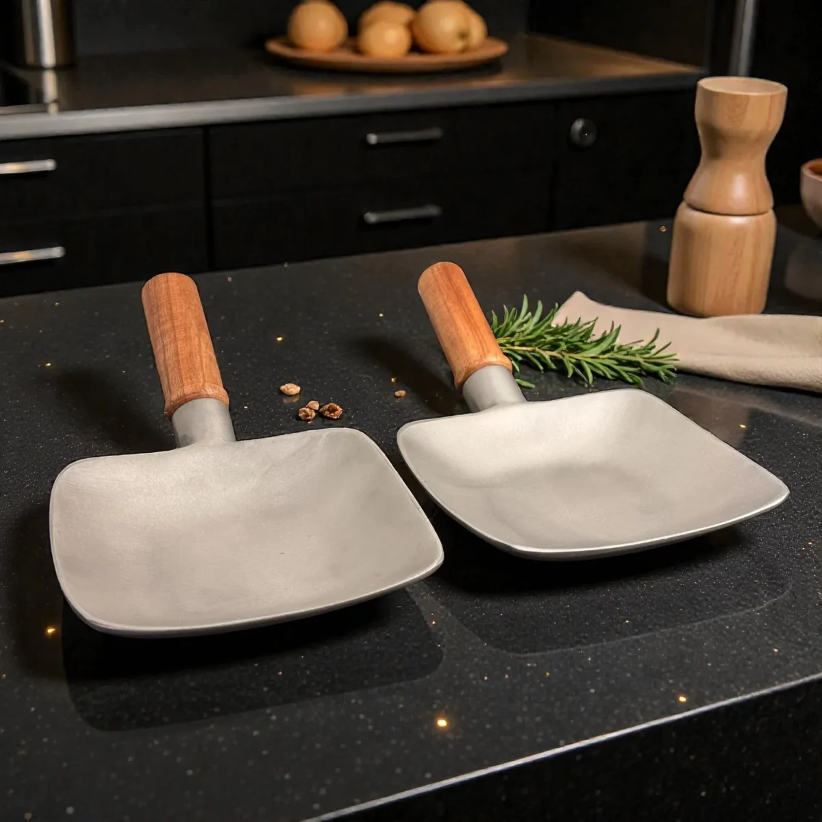 Harmiche SizzleTile Hard Anodised Aluminium Serving Plates with Wooden Handle – Set of 2 (16.5 × 16.5 cm)