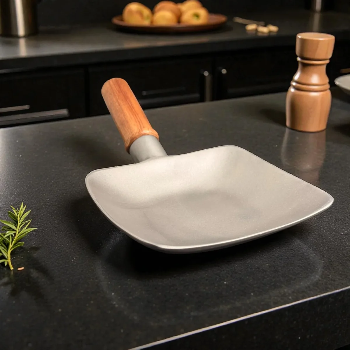 Harmiche SizzleTile Hard Anodised Aluminium Serving Plates with Wooden Handle – Set of 2 (16.5 × 16.5 cm)