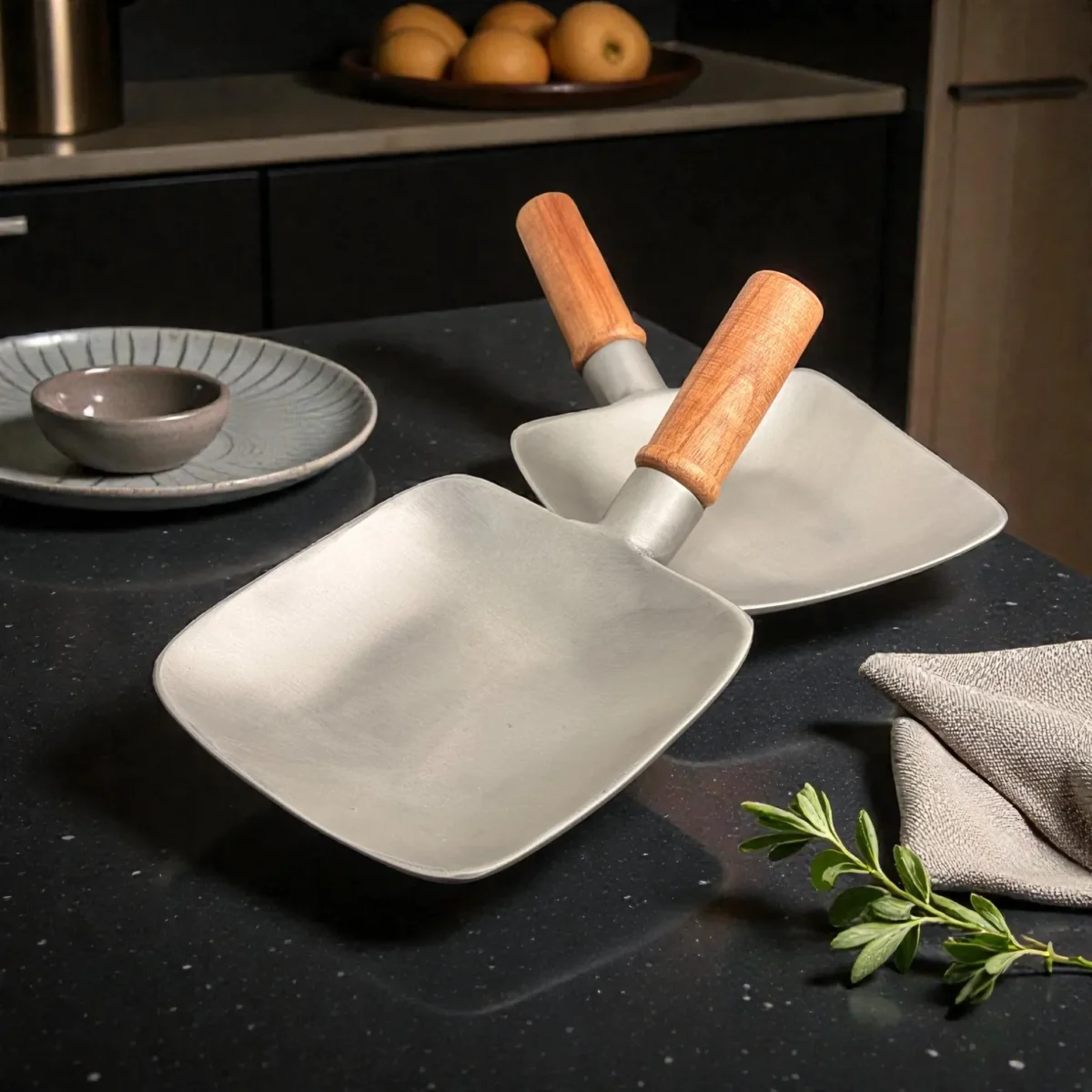 Harmiche SizzleTile Hard Anodised Aluminium Serving Plates with Wooden Handle – Set of 2 (16.5 × 16.5 cm)