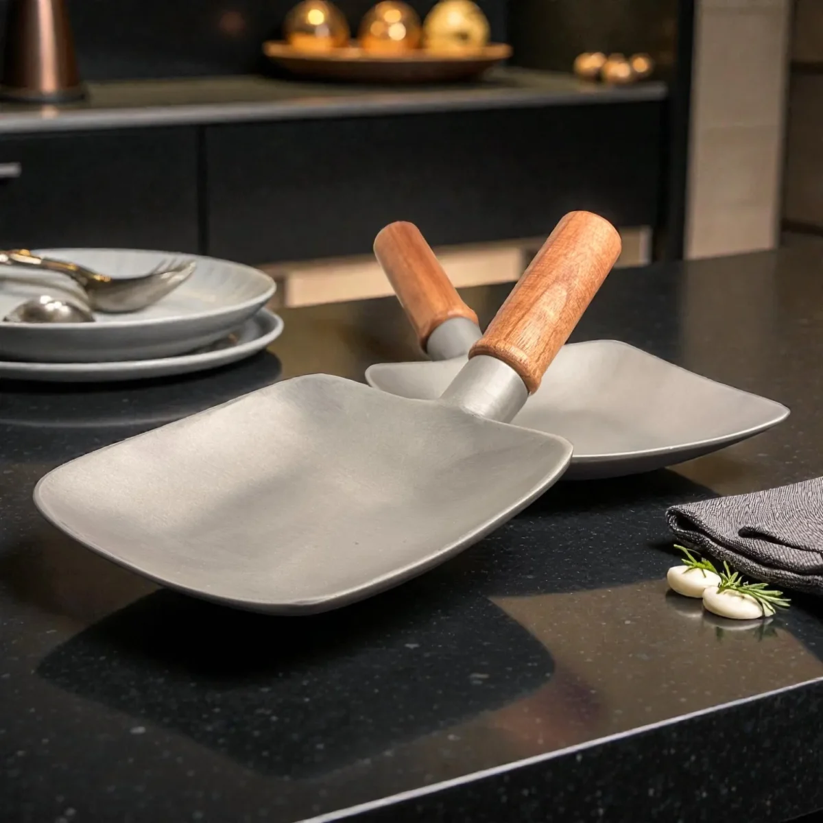 Harmiche SizzleTile Hard Anodised Aluminium Serving Plates with Wooden Handle – Set of 2 (16.5 × 16.5 cm)