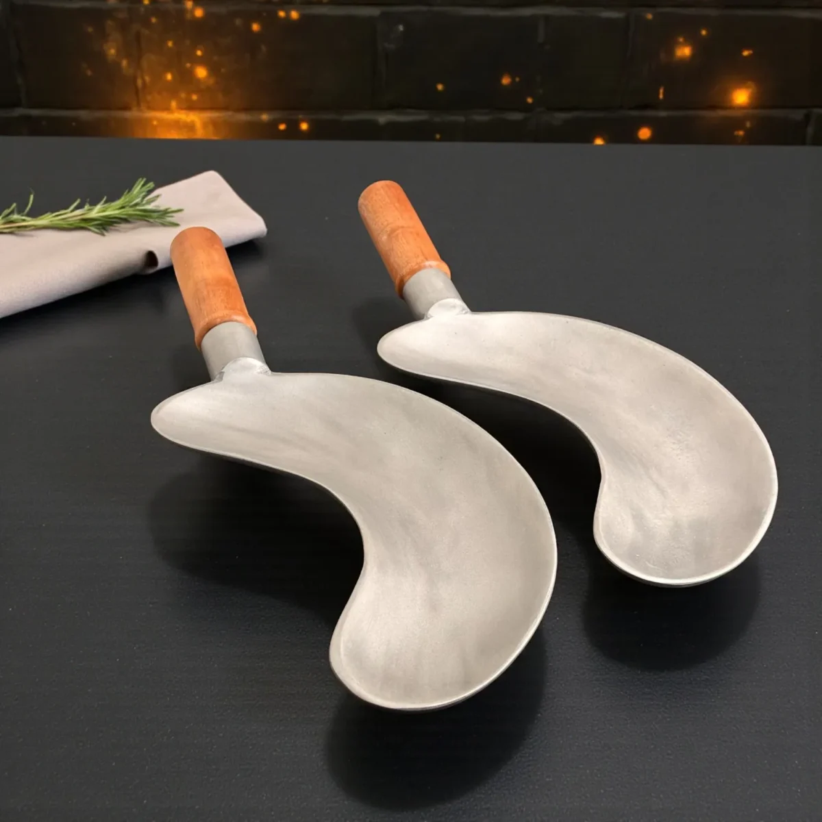 Harmiche SizzleCrescent Hard Anodised Aluminium Curved Servers with Wooden Handle – Set of 2 (25 × 9 cm)