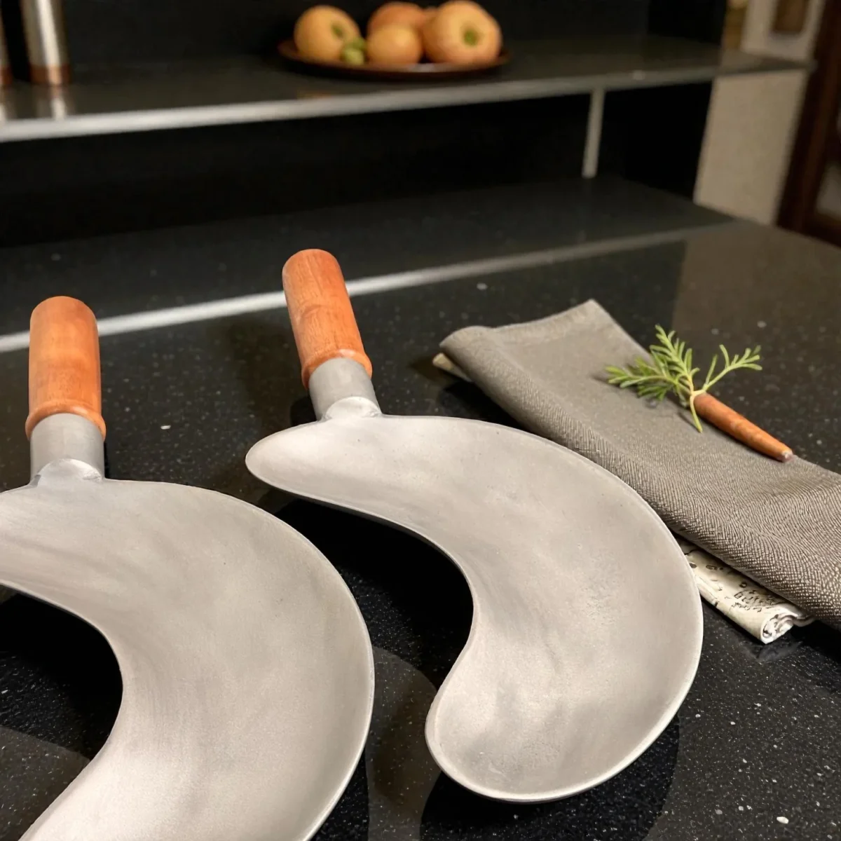 Harmiche SizzleCrescent Hard Anodised Aluminium Curved Servers with Wooden Handle – Set of 2 (25 × 9 cm)