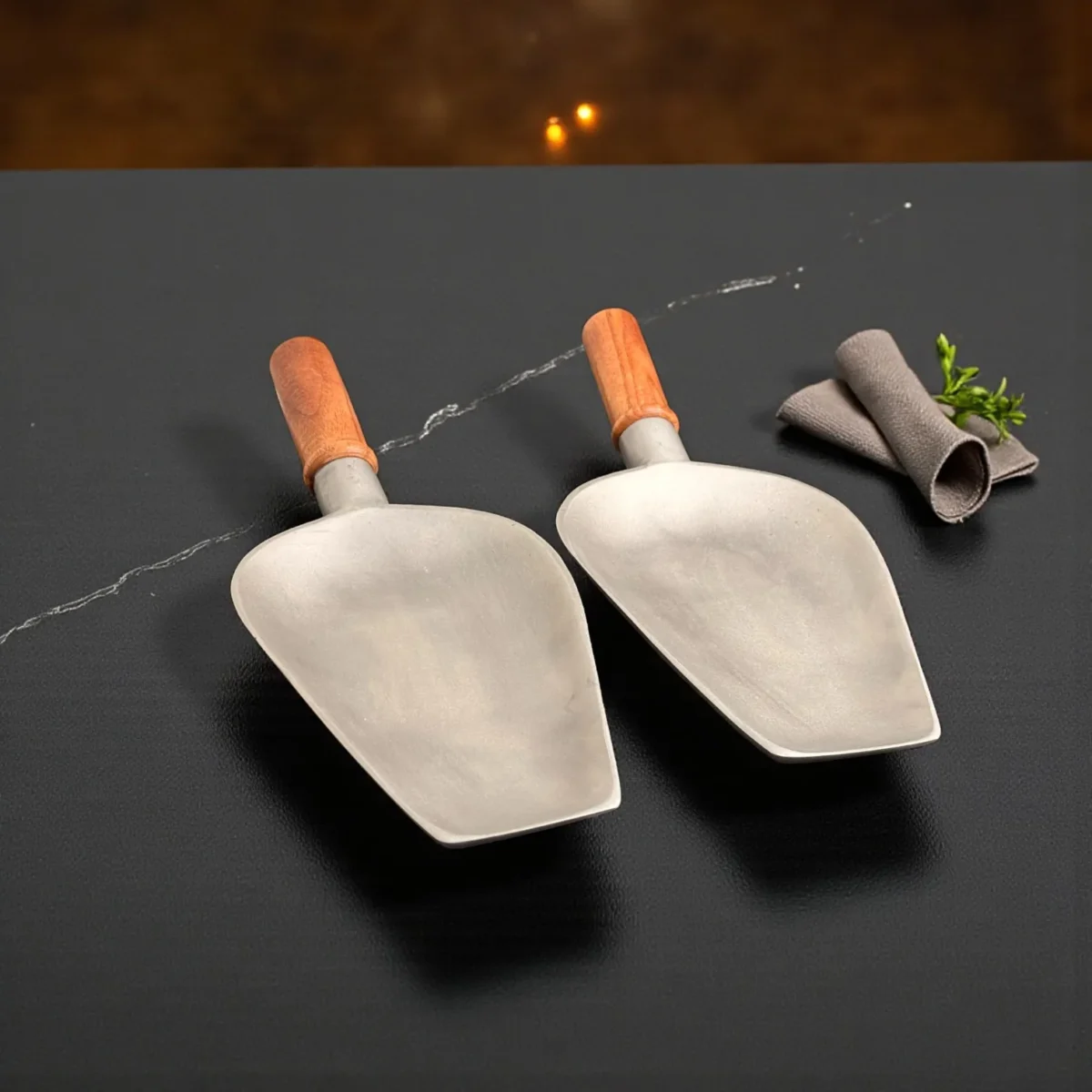 Harmiche SizzleSpade Hard Anodised Aluminium Spade Servers with Wooden Handle – Set of 2 (24 × 12.5 cm)